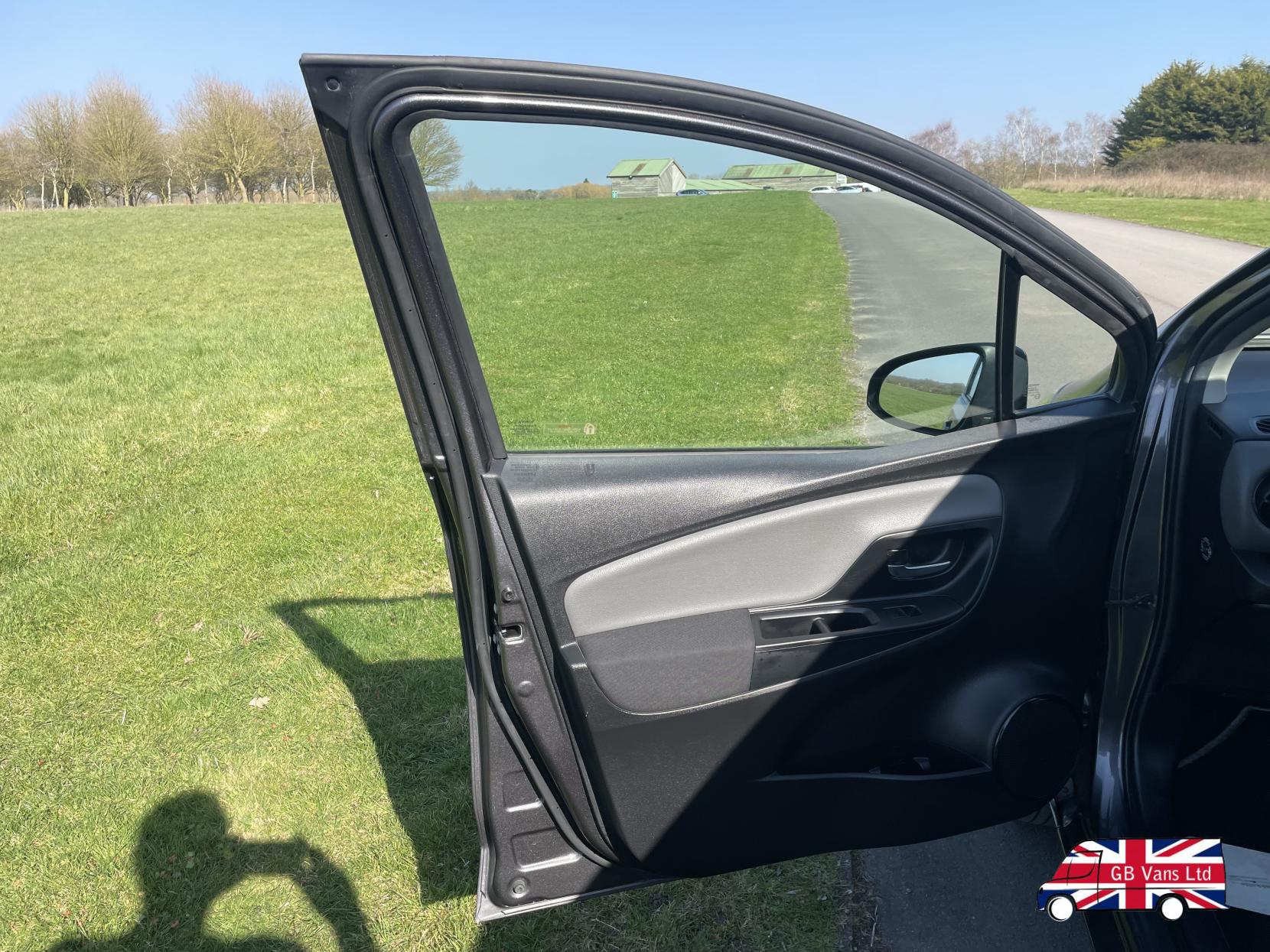 Toyota Yaris 1.5 VVT-h Icon Tech Hatchback 5dr Petrol Hybrid E-CVT Euro 6 (s/s) (100 ps)