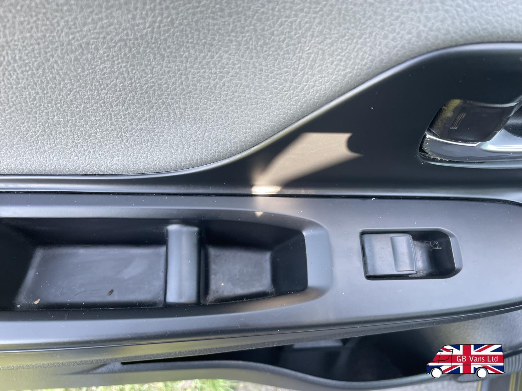 Toyota Yaris 1.5 VVT-h Icon Tech Hatchback 5dr Petrol Hybrid E-CVT Euro 6 (s/s) (100 ps)