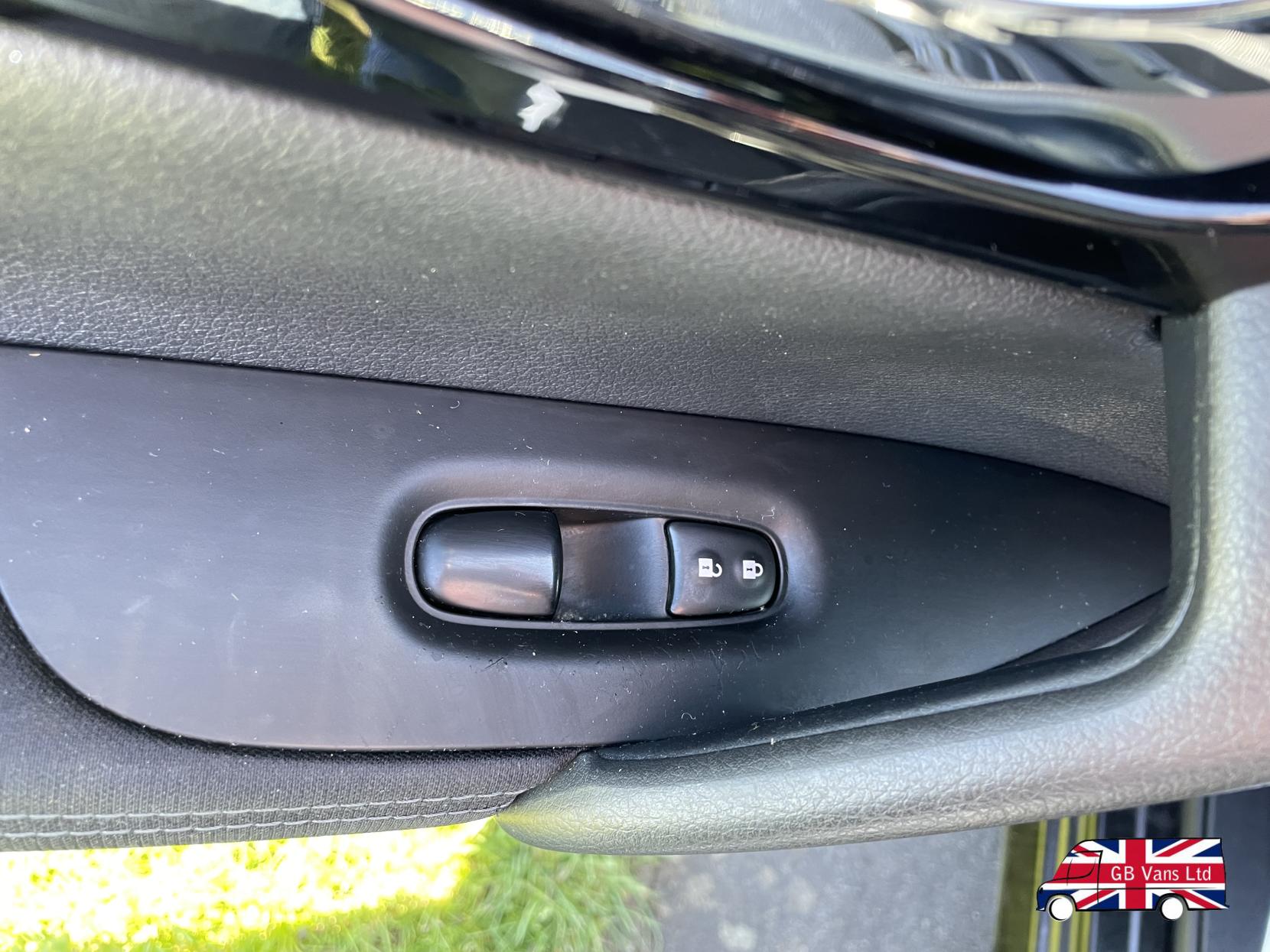 Nissan Qashqai 1.2 DIG-T N-Connecta SUV 5dr Petrol Manual 2WD Euro 6 (s/s) (115 ps)