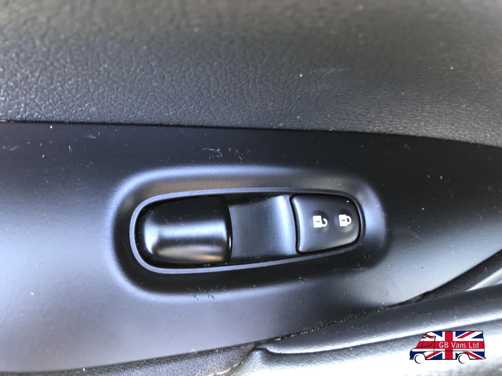 Nissan Qashqai 1.2 DIG-T N-Connecta SUV 5dr Petrol Manual 2WD Euro 6 (s/s) (115 ps)