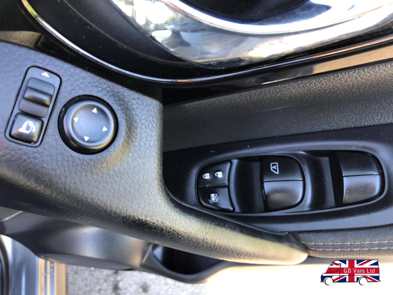 Nissan Qashqai 1.2 DIG-T N-Connecta SUV 5dr Petrol Manual 2WD Euro 6 (s/s) (115 ps)