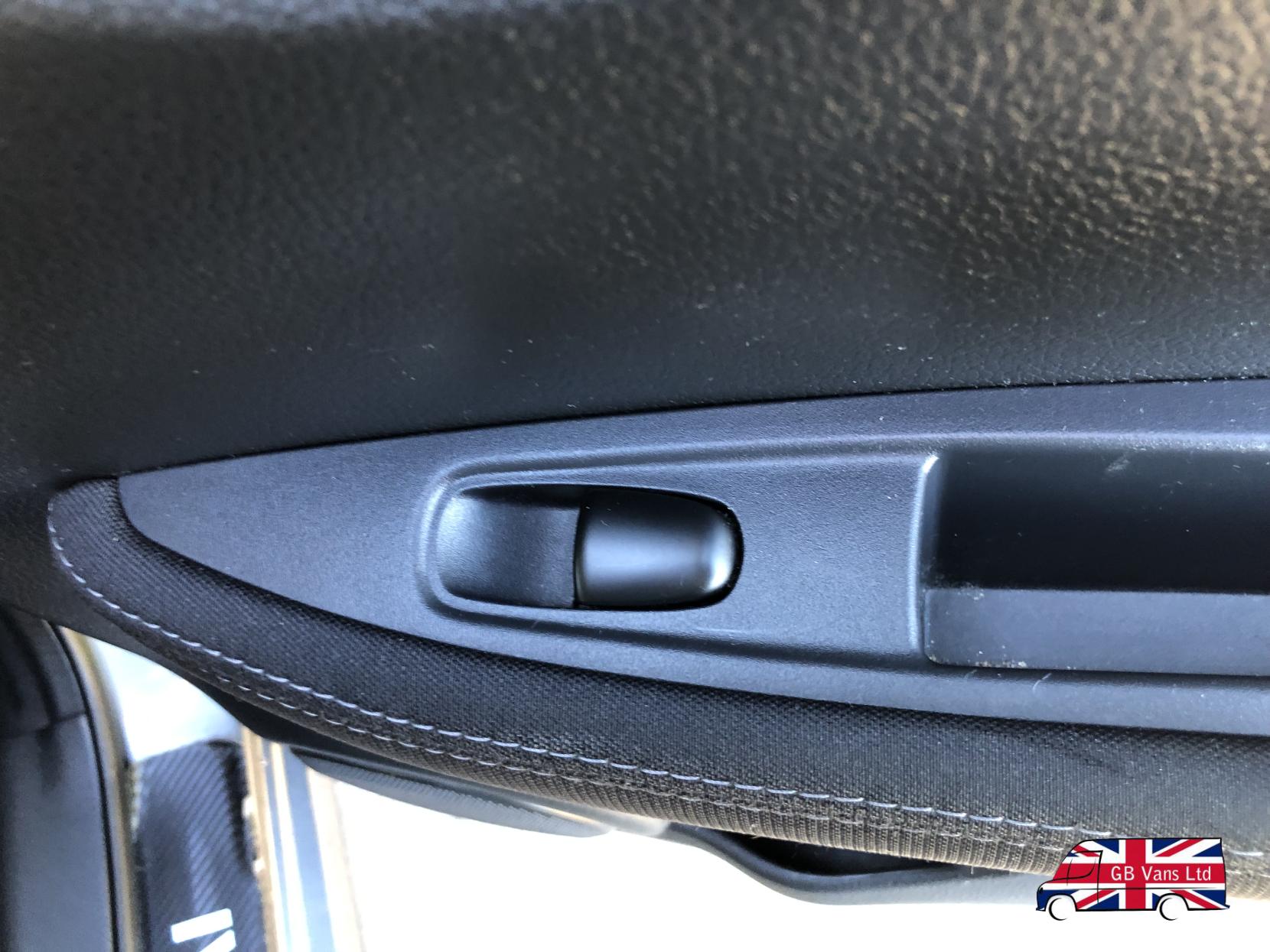 Nissan Qashqai 1.2 DIG-T N-Connecta SUV 5dr Petrol Manual 2WD Euro 6 (s/s) (115 ps)