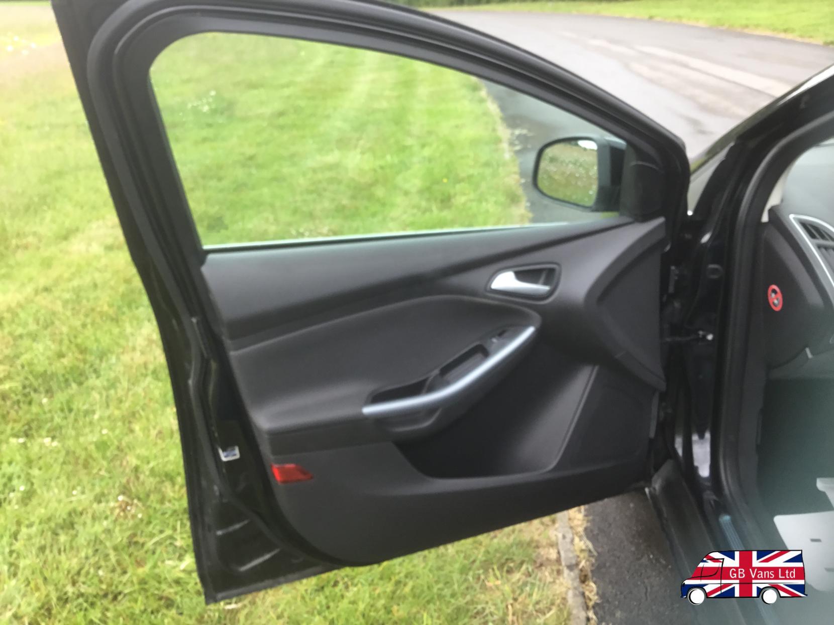 Ford Focus 1.6 TDCi Titanium Navigator Hatchback 5dr Diesel Manual Euro 5 (s/s) (115 ps)