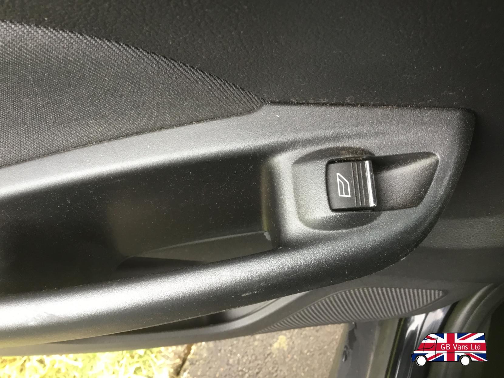 Ford Focus 1.6 TDCi Titanium Navigator Hatchback 5dr Diesel Manual Euro 5 (s/s) (115 ps)