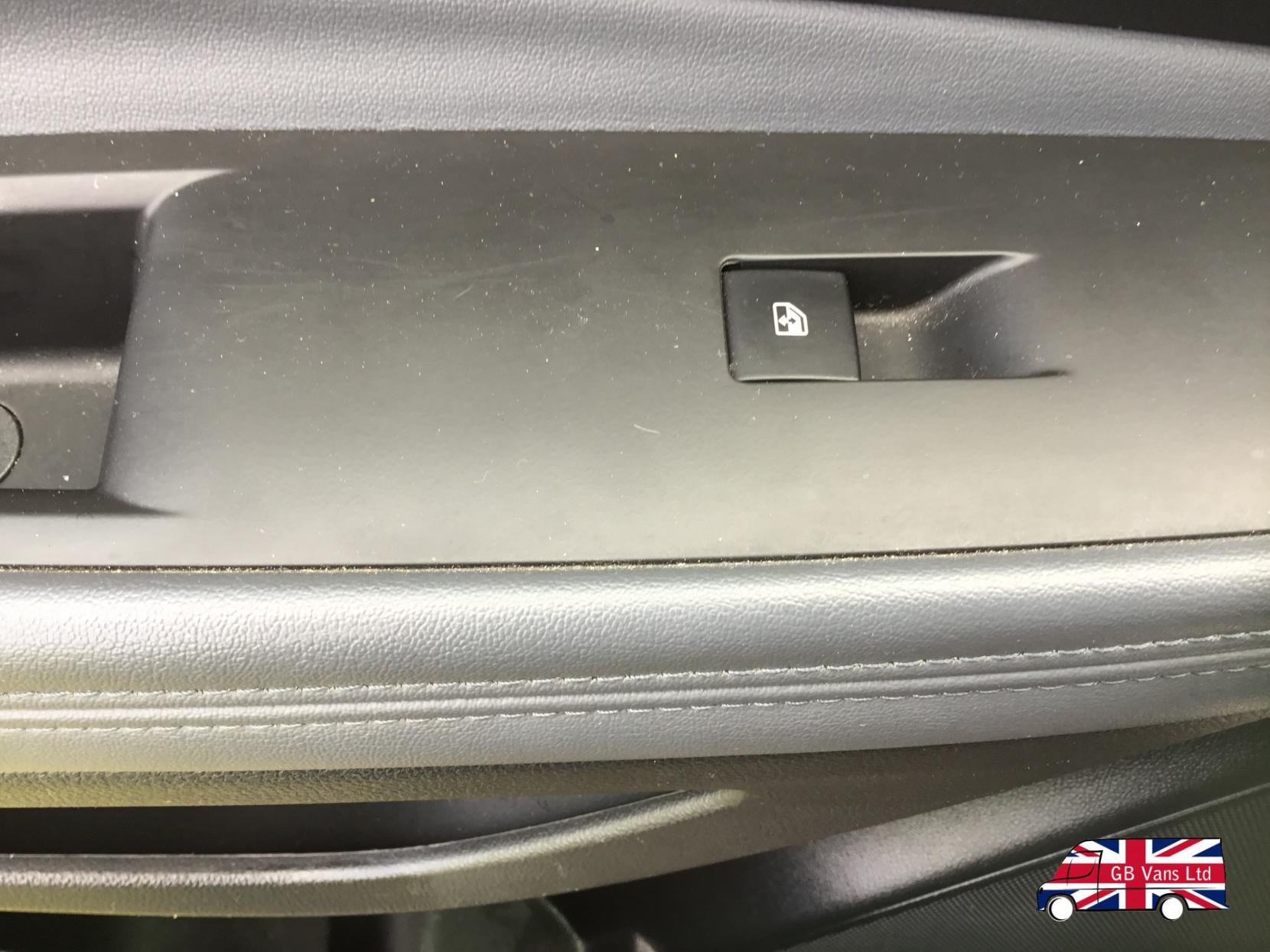 Vauxhall Mokka 1.6 SE SUV 5dr Petrol Manual 2WD Euro 5 (s/s) (115 ps)