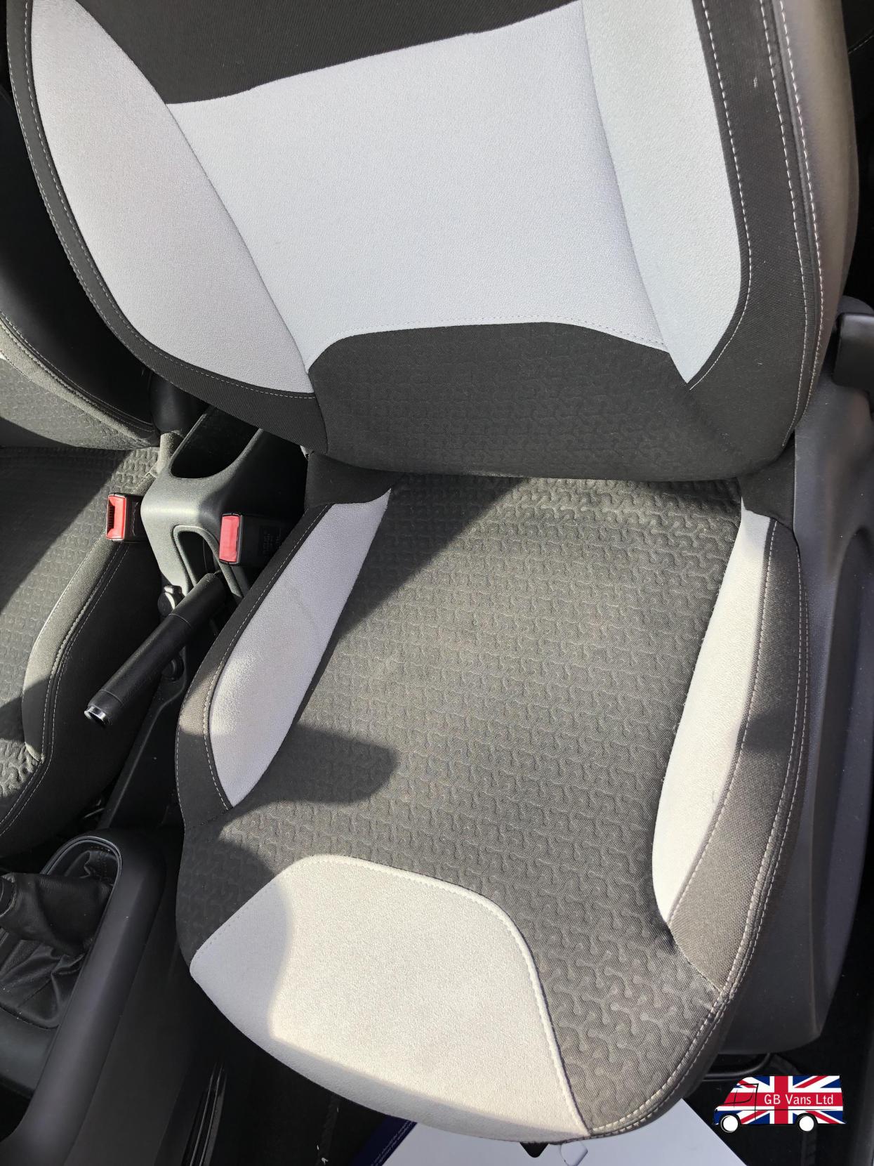 Citroen DS3 1.2 VTi DSign Hatchback 3dr Petrol Manual Euro 5 (82 ps)