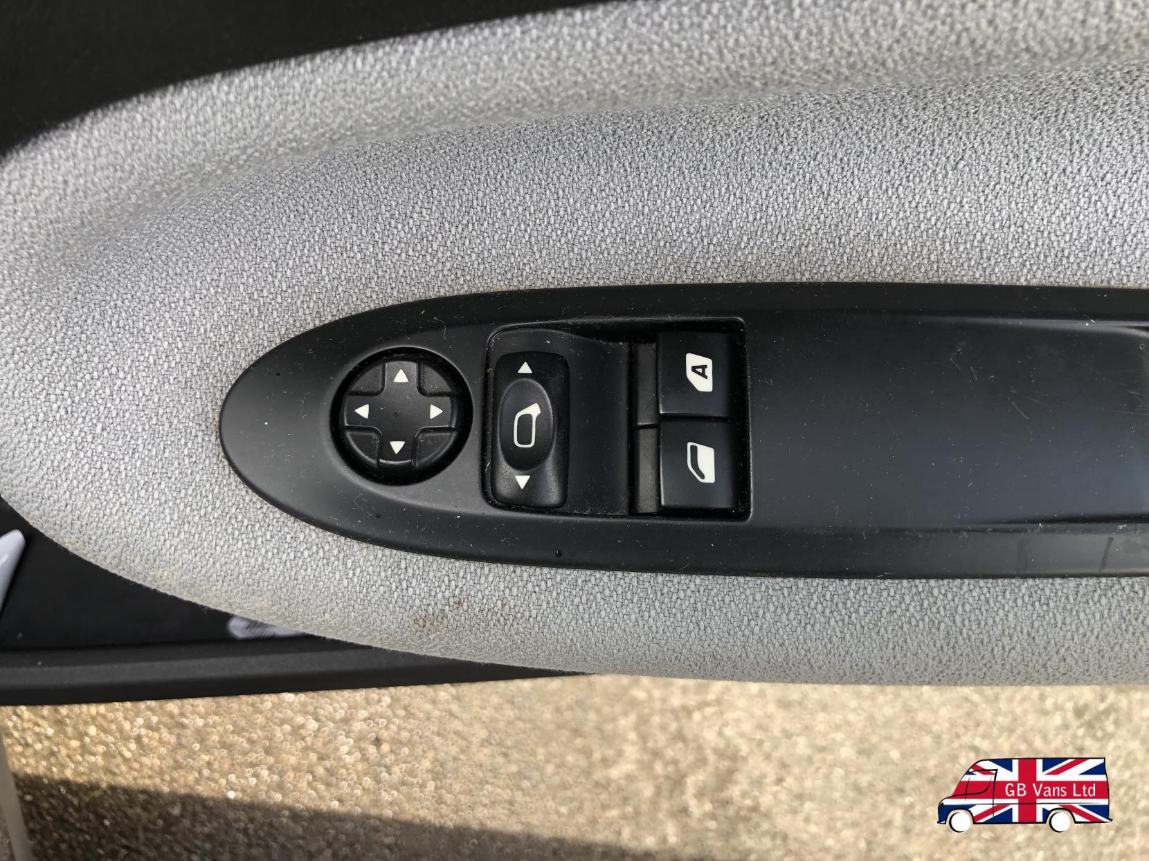 Citroen DS3 1.2 VTi DSign Hatchback 3dr Petrol Manual Euro 5 (82 ps)